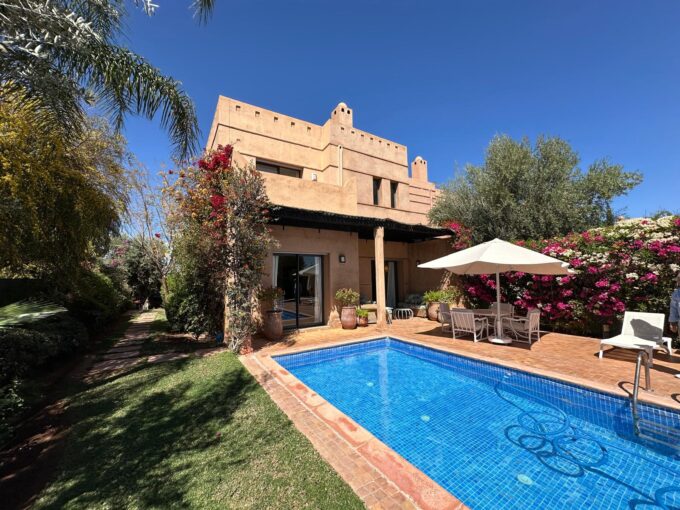 WhatsApp Image 2025 04 03 a 12.20.38 c94b28f9 À Vendre – Villa avec piscine sur golf à Marrakech – Route de l’Ourika
